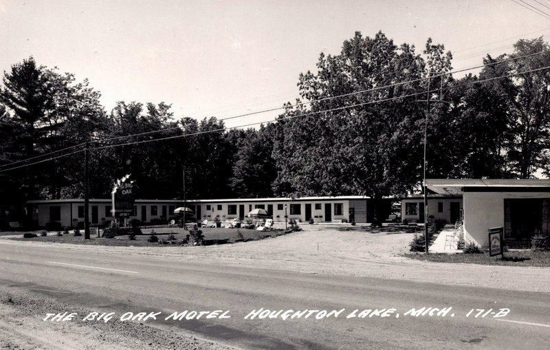 Big Oak Motel - Old Postcard (newer photo)